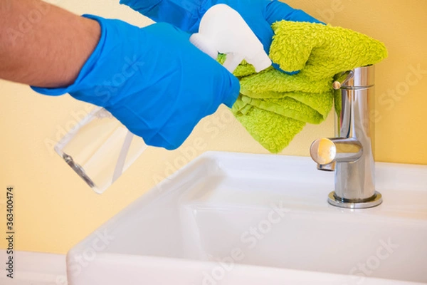 Obraz 新型コロナウイルス感染防止対策として洗面台の水栓を除菌する