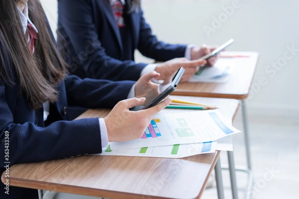 Fototapeta タブレットPCを使って勉強する女子学生の手元