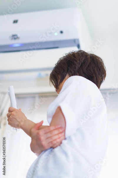 Fototapeta クーラーが効き過ぎで寒い【冷え性・夏イメージ】