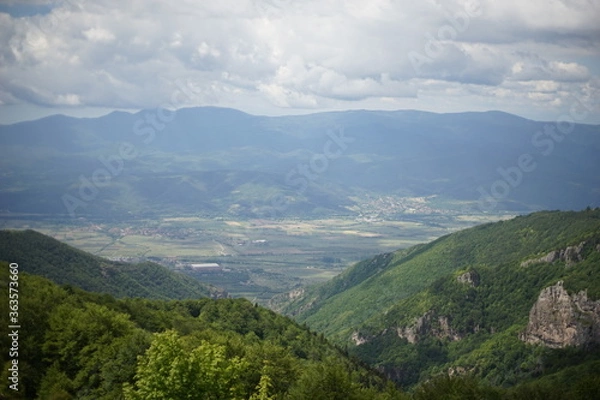 Fototapeta A panoramic view from the summit of Stara Planina (Balkan Mountains) towards the valleys in the south of Bulgaria.