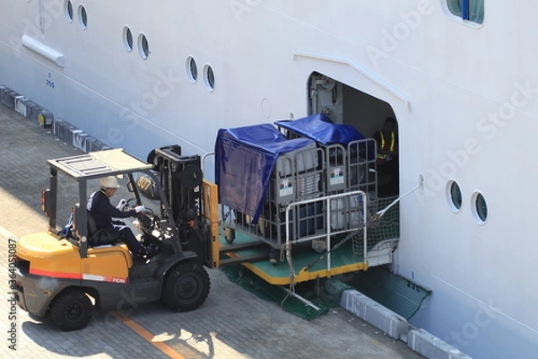 Obraz クルーズ船に荷物を積み込むフォークリフト