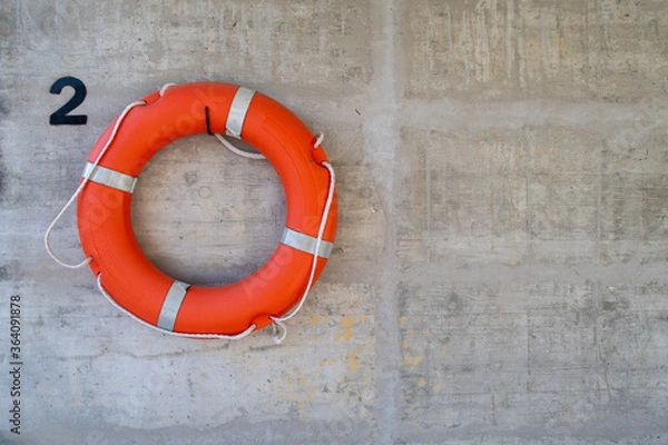 Obraz Salvavidas de piscina en pared de hormigón