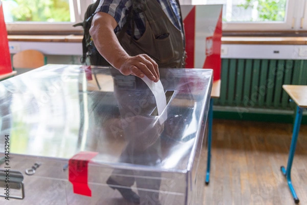 Obraz głosowanie w lokalu wyborczym, Wybory Prezydenckie 2020 w Polsce