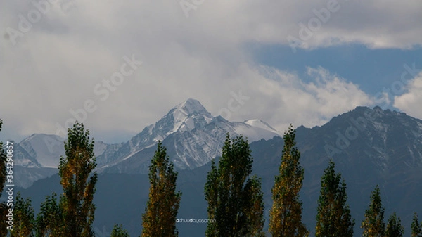 Fototapeta clouds over the mountains Everet 