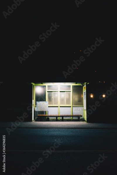 Fototapeta 夜の街のバス停