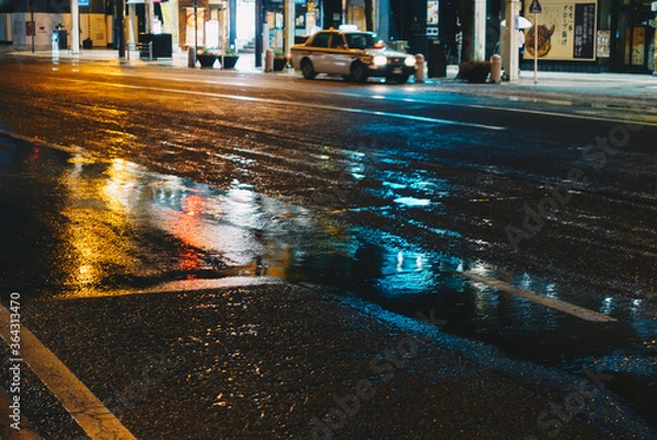 Obraz 雨の日の街の道路に反射した街のライト