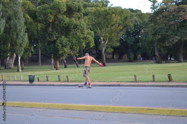 Obraz hombre andando en patineta