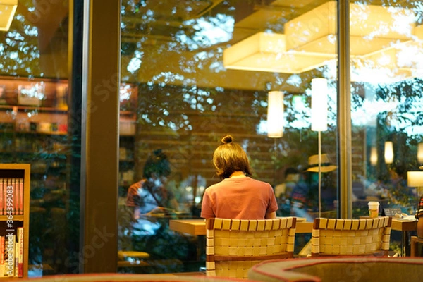 Obraz カフェ、本屋、女性後ろ姿