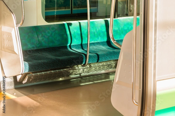 Obraz 横浜桜木町駅、通勤電車のシート・日本