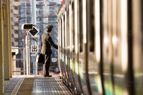 Obraz 横浜桜木町駅、ホームと乗務員・日本
