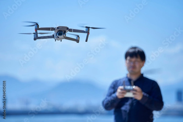 Fototapeta ドローンを操縦する日本人の男性
