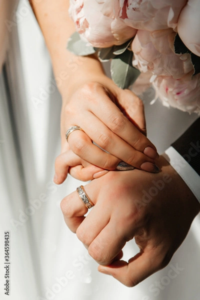 Obraz The hands of the newlyweds, which wearing wedding ring