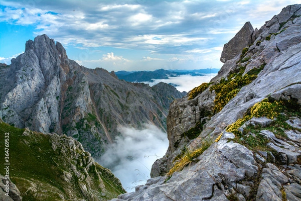 Obraz Mar de nubes entre las montañas de los Picos de Europa, con la Torre de El Friero a la izquierda y el Valle de Valdeón cubierto con nubes con un cielo azul nublado