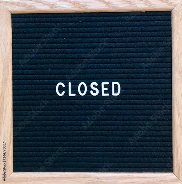 Fototapeta word board letters note inspirational quote morning message words to live by on sign personal note hopeful come back soon closed open new
