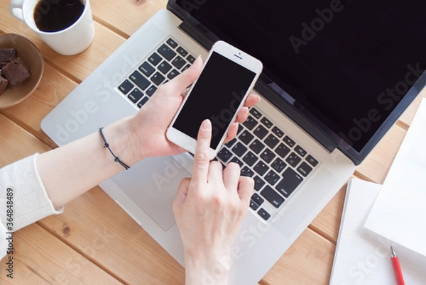 Obraz スマートフォンを操作する女性　Online image