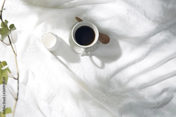 Obraz 白い布とコーヒーカップのある窓辺