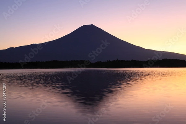 Obraz Mt. Fuji over Lake Tanuki at dawn