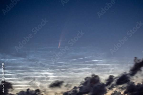 Obraz Komet C/2020 F3 (NEOWISE) am 11.07.2020 mit leuchtenden Wolken