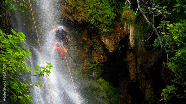 Fototapeta Descenso por cascadas de agua con cuerdas. Barranquismo