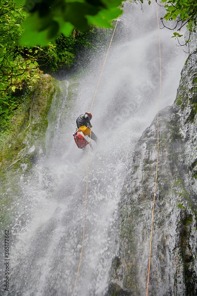 Fototapeta Descenso por cascadas de agua con cuerdas. Barranquismo
