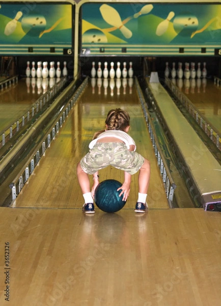 Obraz a little girl playing a game of bumper bowling