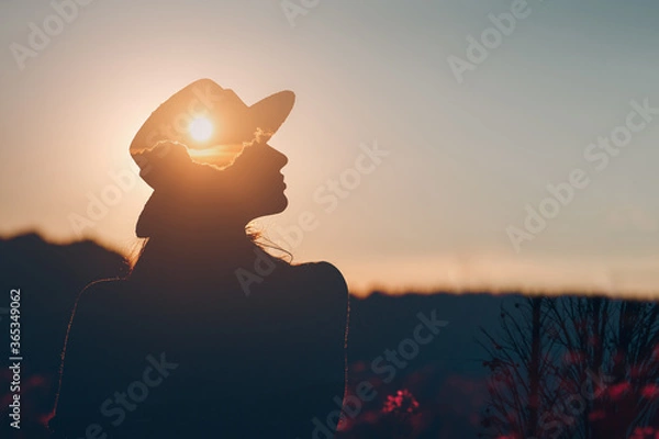 Fototapeta Zdrowie psychiczne i biznes. Sylwetka młoda bizneswoman dorosłych