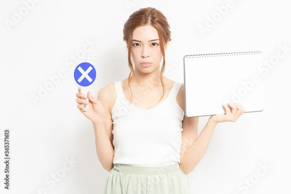 Fototapeta 白紙のスケッチブックを持つ若い女性