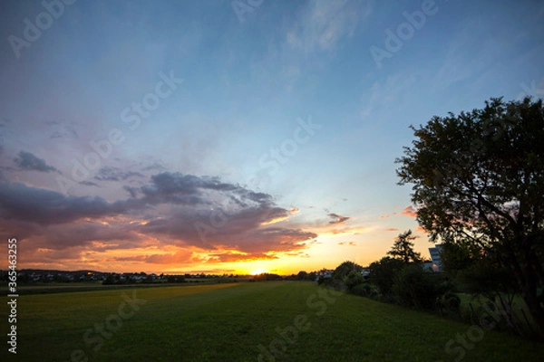 Fototapeta Sonnenuntergang am Flugfeld