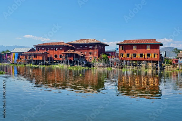 Fototapeta Wooden floating houses on Inle Lake in Shan, Myanmar, view from boat