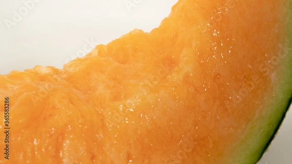 Fototapeta デザート用に一人前にカットされた熟れた水々しい赤肉のメロン（オレンジ色）