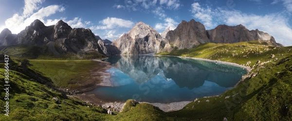 Obraz Panoramiczne zdjęcia pięknej przyrody, pokrytych śniegiem gór i jezior w górach Tianshan w Xinjiang w Chinach.