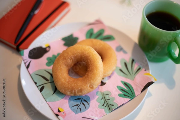 Fototapeta ブレイクタイムのドーナツとコーヒーと手帳
