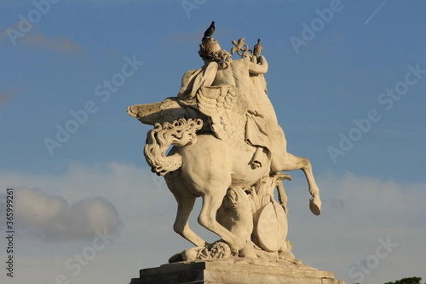 Obraz 後ろから見たパリの銅像