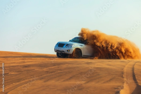 Fototapeta Offroad drifting przygoda z wydmami samochodowymi 4x4 przedzierającymi się przez wydmy na pustyni.