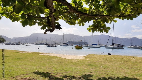 Fototapeta barcos, praia e natureza.
