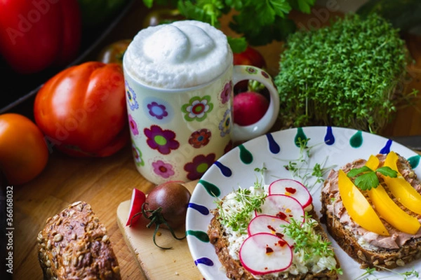 Obraz Frühstück Jause Brötchen Aufstriche mit Radieschen Tomaten Frsichkäse und Häferkaffee Kaffee mit Sahnehäubchen, Brotzeit