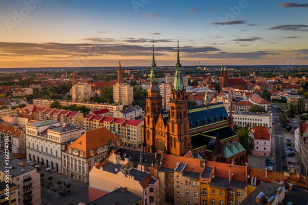 Fototapeta Widok z lotu ptaka na katedrę św. Piotra i Pawła oraz budynki starego miasta przed zachodem słońca. Promienie słońca pięknie podkreślają architekturę miejską Legnicy