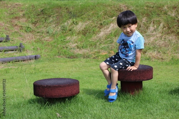 Obraz アスレチックの遊具に座る園児