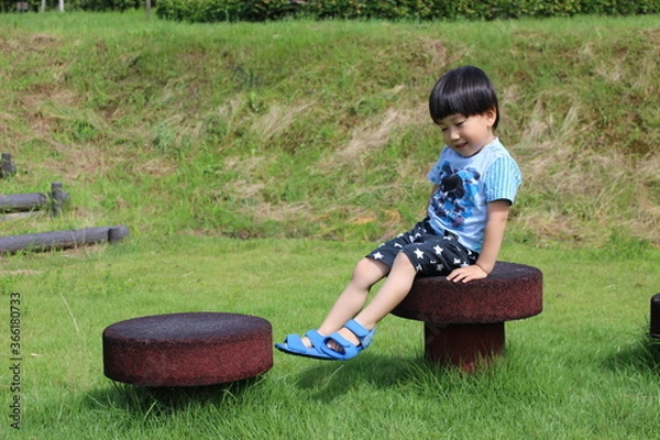 Obraz アスレチックの遊具に座る園児