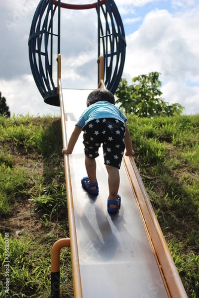 Obraz すべり台を逆走する園児