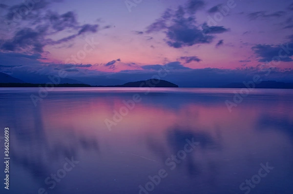 Fototapeta 黄昏時の湖。屈斜路湖、北海道、日本。