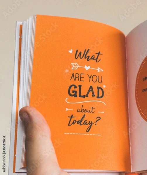 Fototapeta Motywacyjny cytat w książce na pomarańczowym tle