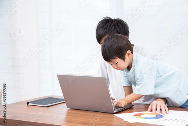 Obraz 仕事の邪魔をする2歳の男の子