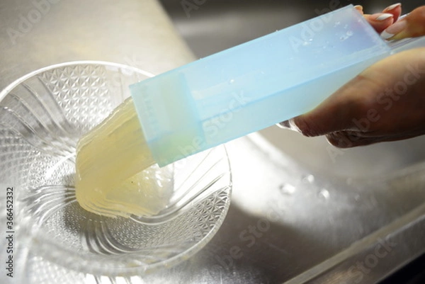 Fototapeta ところてんを押して作る