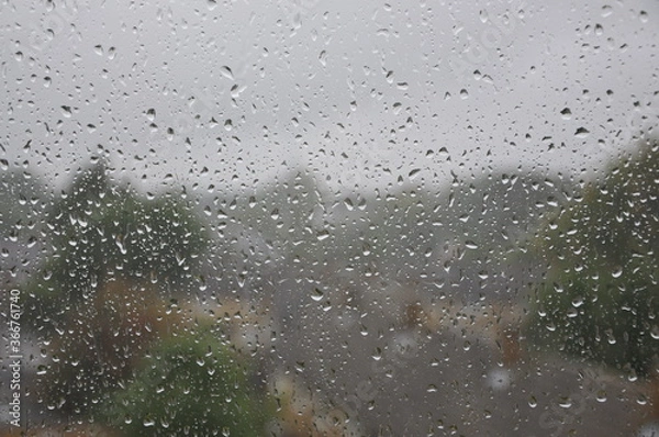 Obraz krople deszczu na oknie w deszczowy dzień