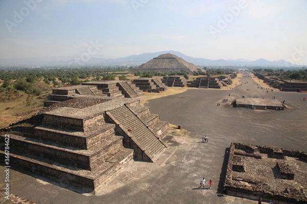 Obraz View of Ancient ruins of the Aztec and Pyramid of the Sun seen from Pyramid of the Moon at Teotihuacan, Mexico