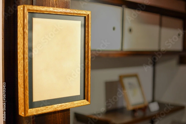 Fototapeta 正方形の木製の額縁をかけられた古民家の木の柱、玄関の戸棚、襖、棚。 The frame.