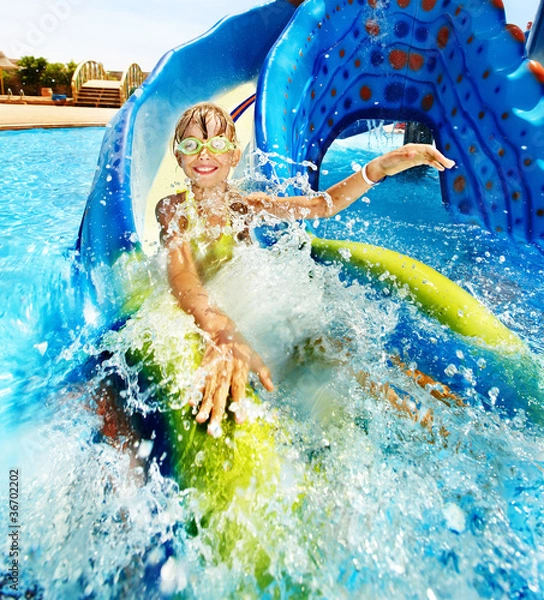 Fototapeta Dziecko na zjeżdżalni w Aquapark.