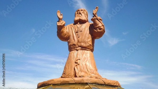 Obraz country Russia city of Salair 18.07.2020 Statue of a monk who prays on his knees