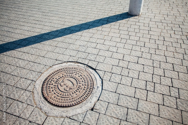 Fototapeta Nested pavers of various colors, around the grass is green, chic garden